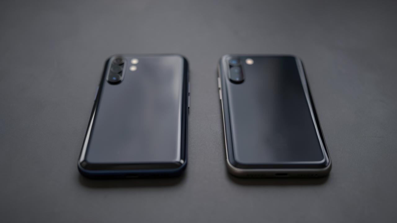 Quatro smartphones modernos alinhados sobre uma superfície cinzenta